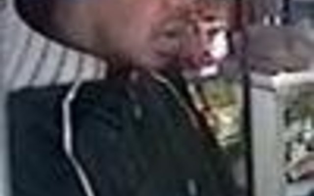 Hierdie winkelrower word deur die polisie gesoek.